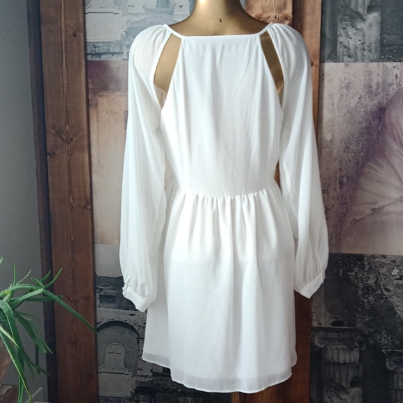 Beautiful flowy dress - Picture 6 of 8